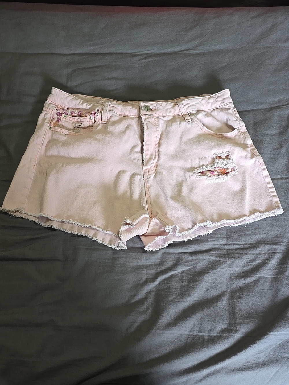 Time and Tru Women’s Light Pink Distressed Denim Shorts - Size 14